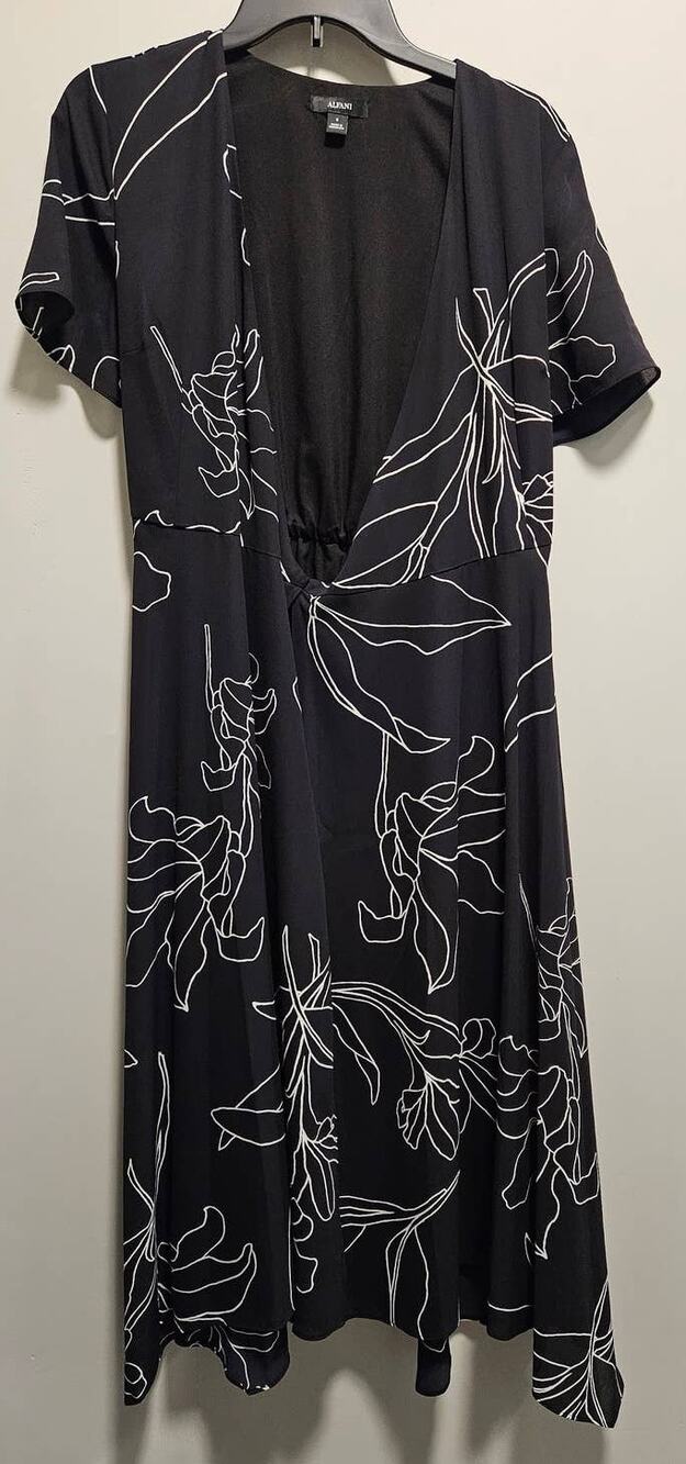 NWT Alfani Women's Wrap Dress Size 8 Black with White Flowers, Waist Tie